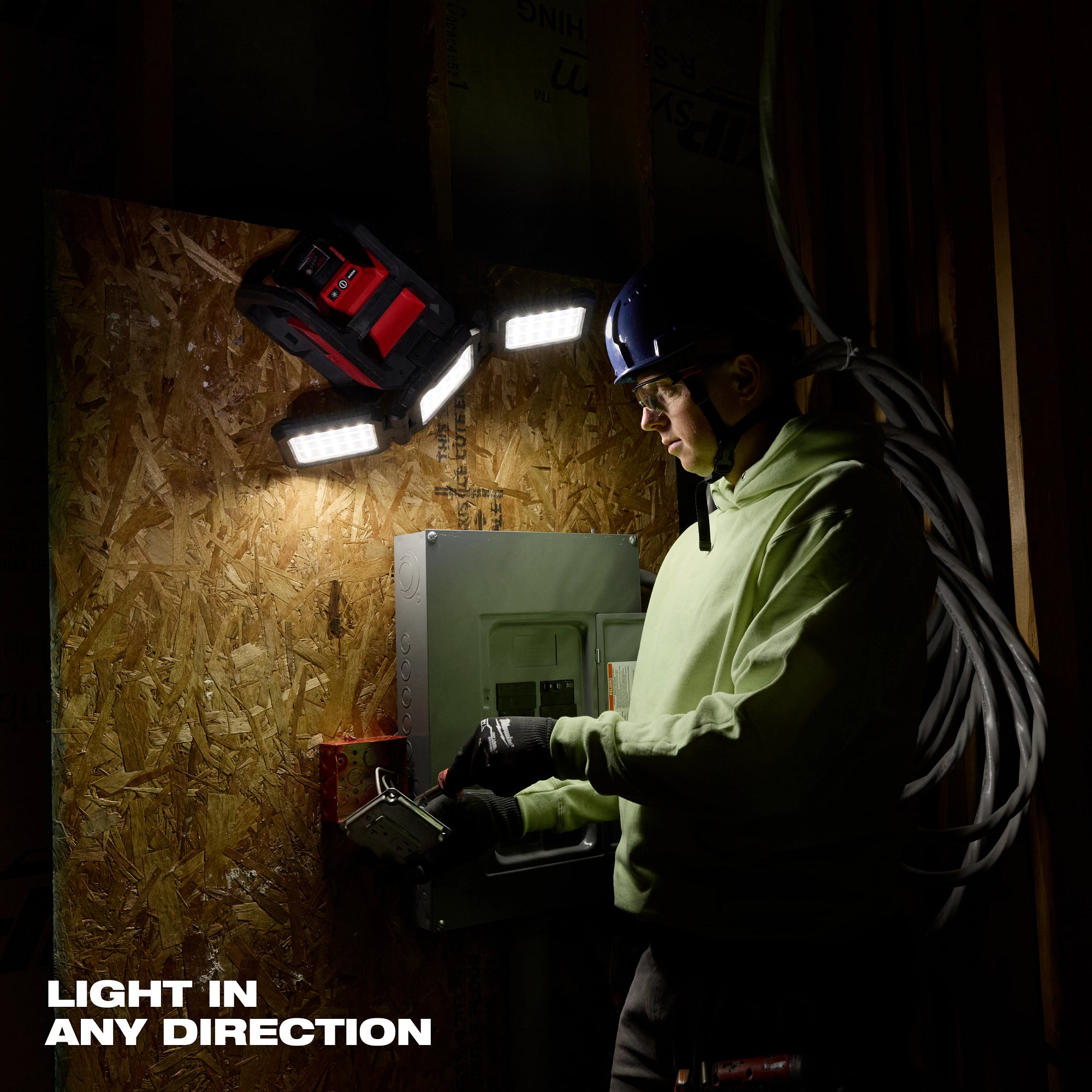 LUMIÈRE À TRIPLE PANNEAU ROVER 4 500 LUMENS M18