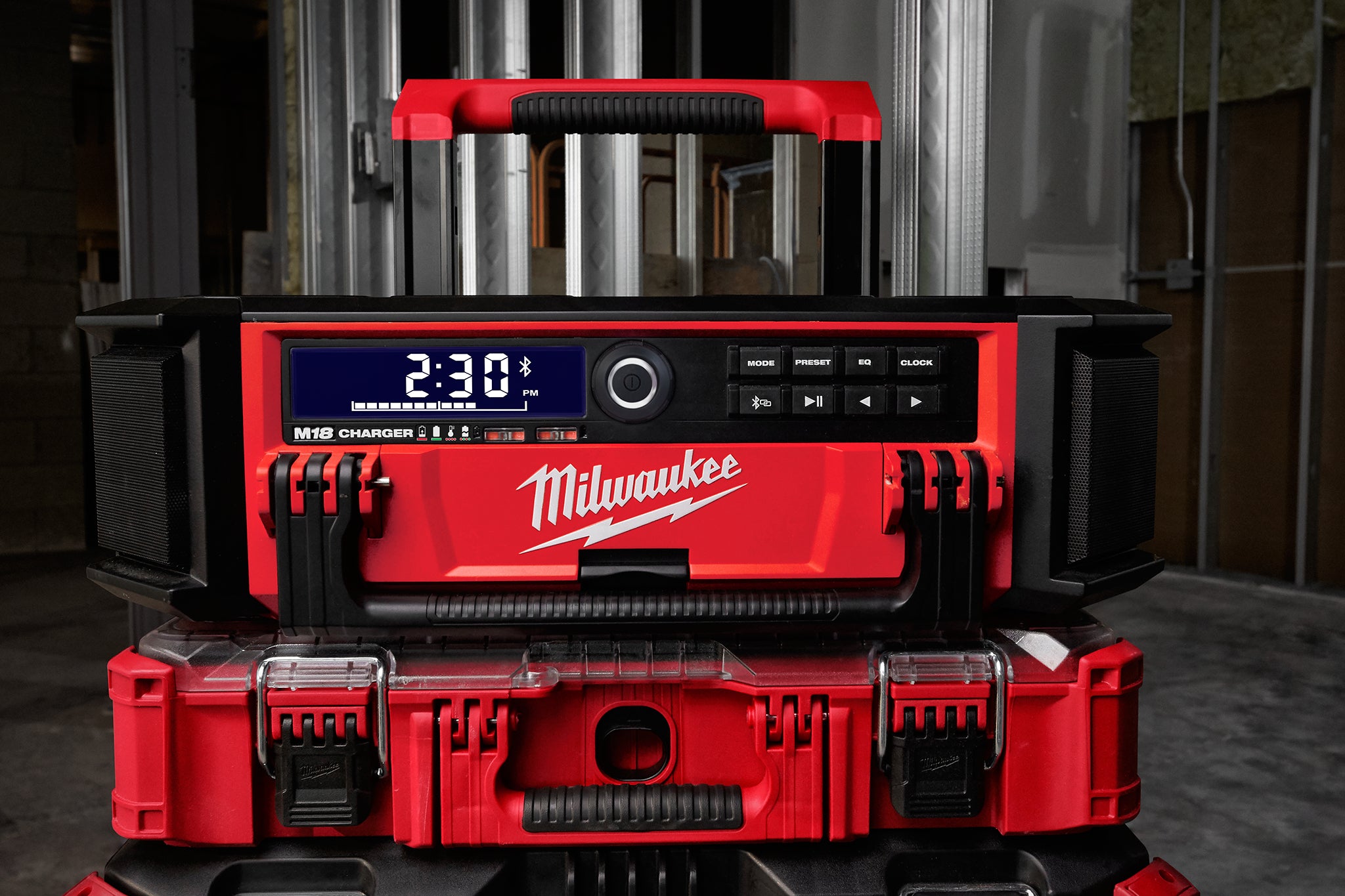 M18 PACKOUT 22" BLUETOOTH RADIO + CHARGER